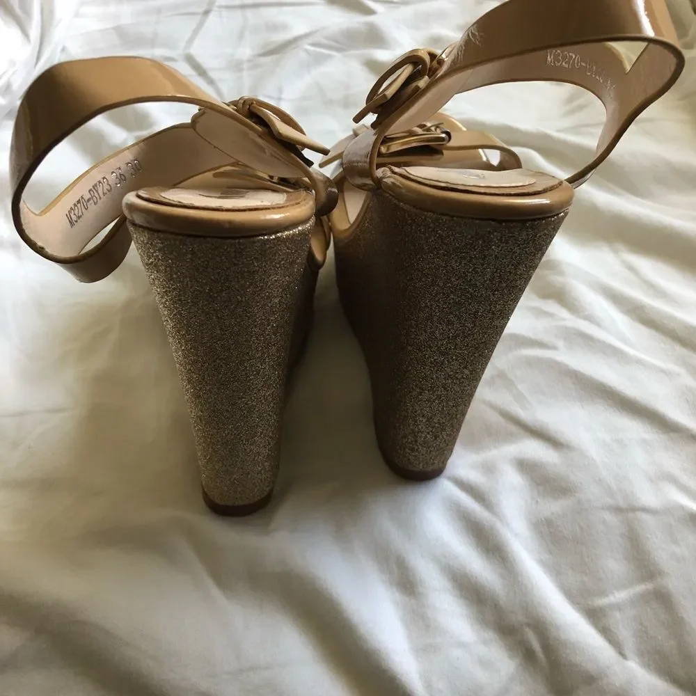 New! Sparkling platform sandal. Size :6